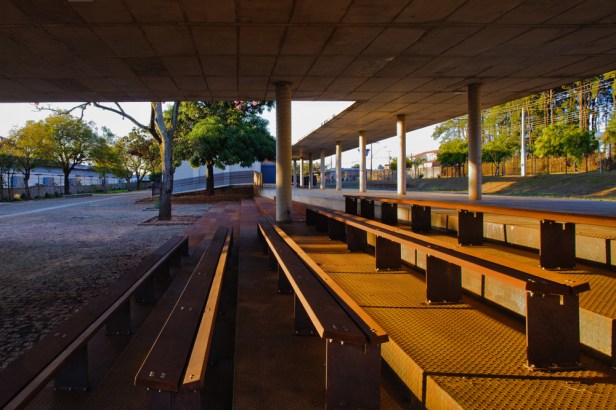 arquibancada de aço corten abrigada pela marquise arquibancada de aço corten abrigada pela marquise