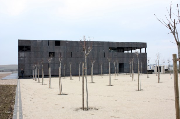 Centro de Recepção de Visitantes - a3gm + Mata y asociados - Imagem 01